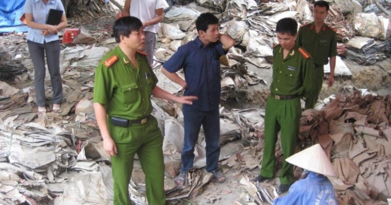 Hình ảnh minh họa quy trình quản lý chất thải rắn nguy hại trong dự án xây dựng địa kỹ thuật công trình